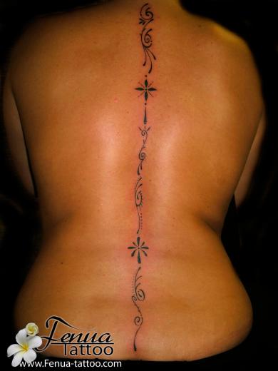 2b°) tatouage tribal dans le dos